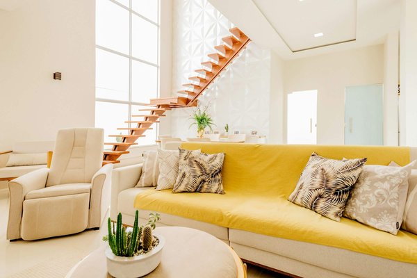 Quels matériaux choisir pour un escalier intérieur contemporain et lumineux?